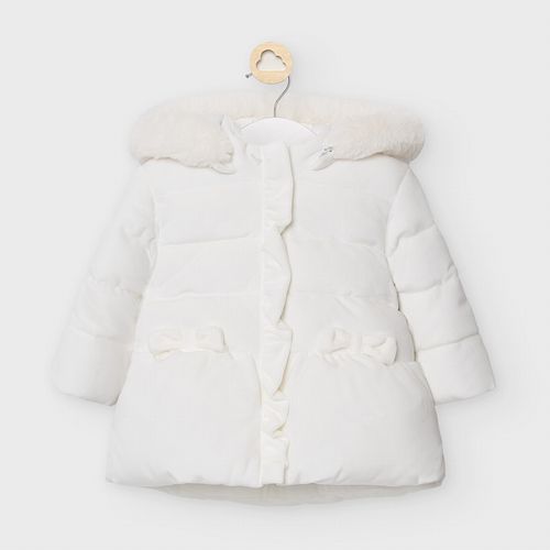 真っ白なフード付き中綿入りコート