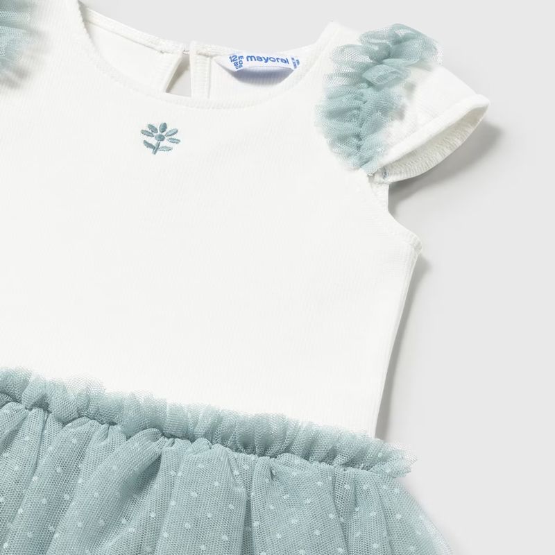 シックなチュールスタイルのワンピース