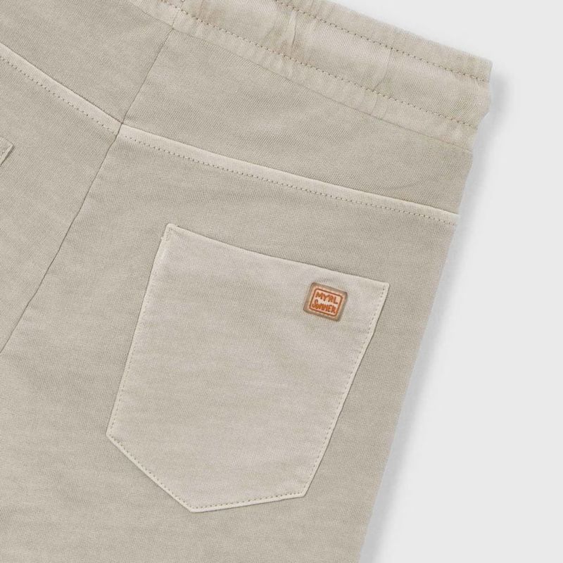 ベージュのしっかりしたジャージーパンツ