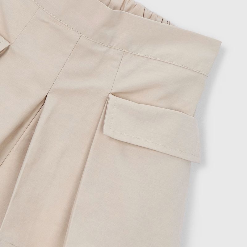 大きなポケットのキュロットパンツ