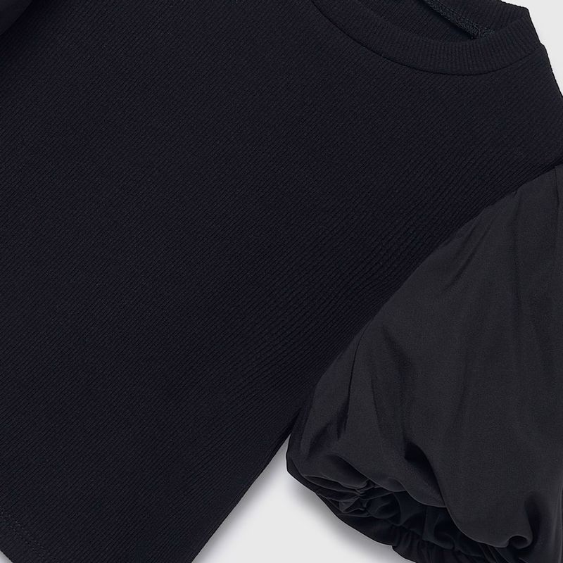 張り感のあるパフスリーブのブラックトップス