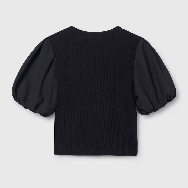 張り感のあるパフスリーブのブラックトップス