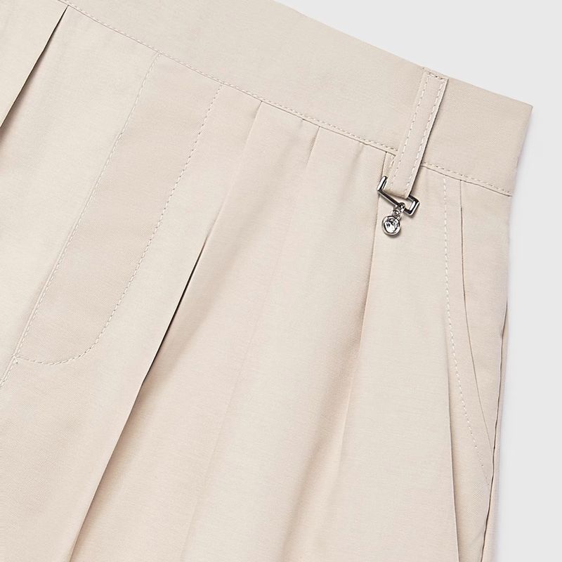 お洒落なベージュスコート