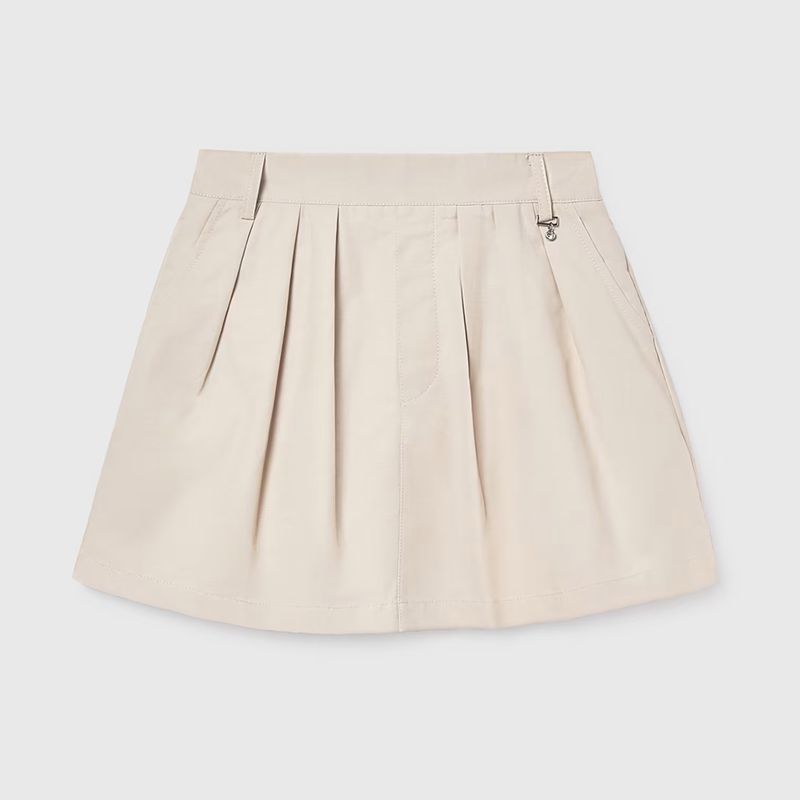 お洒落なベージュスコート