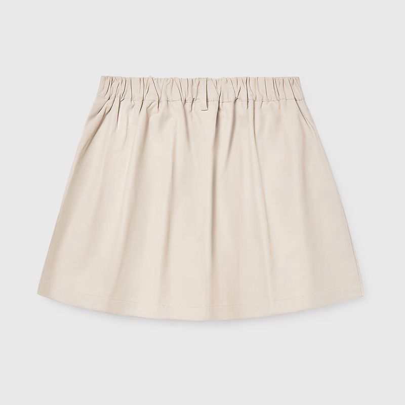 お洒落なベージュスコート