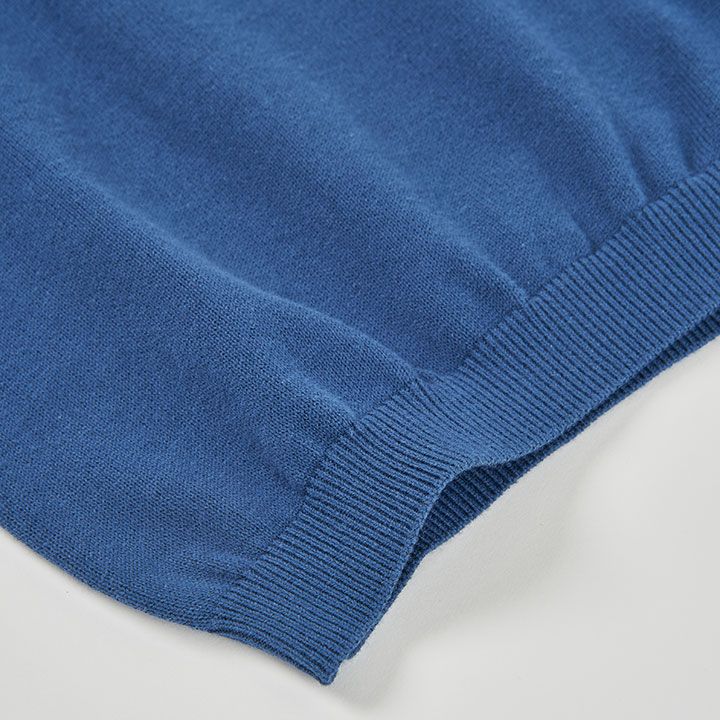 ダークブルーのニットポロ