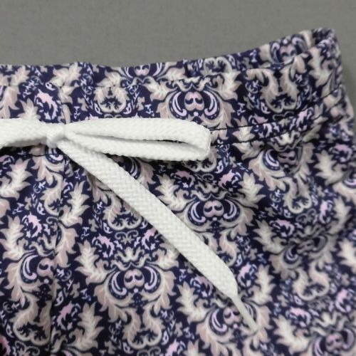 おしゃれなパープル模様のスイムパンツ