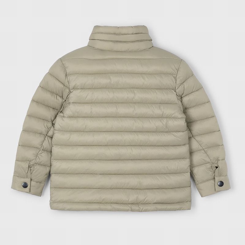 シンプルなベージュ薄手中綿入りコート