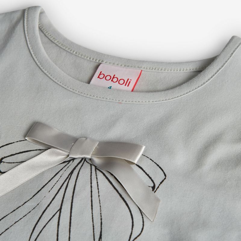 おリボントゥシューズのライトグレーＴシャツ