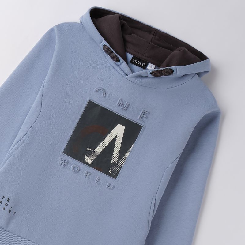 おしゃれなボーイズ・ブルーパーカー