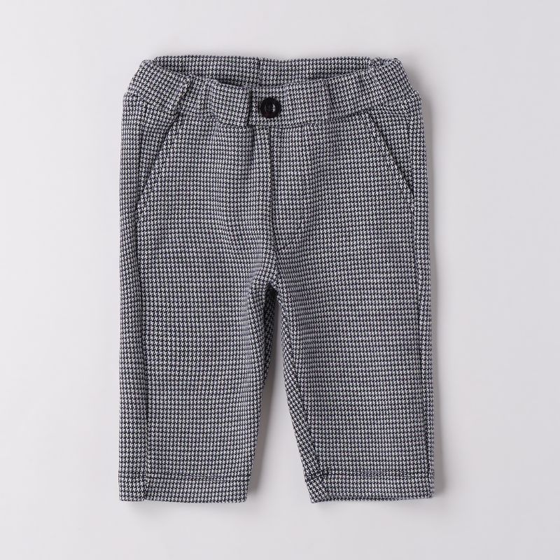 プレーンなグレーロングパンツ