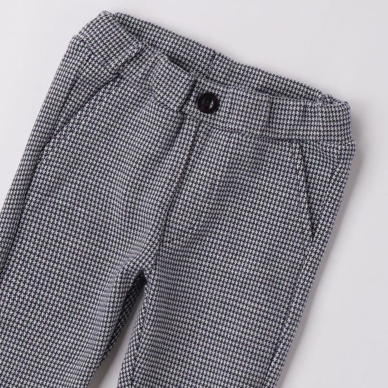 プレーンなグレーロングパンツ