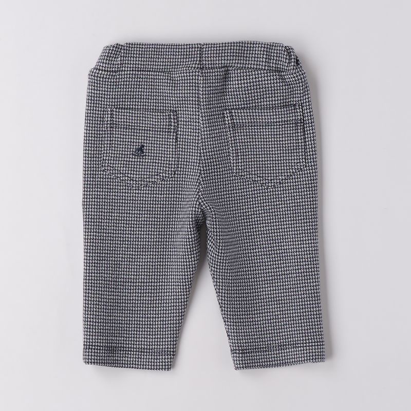 プレーンなグレーロングパンツ