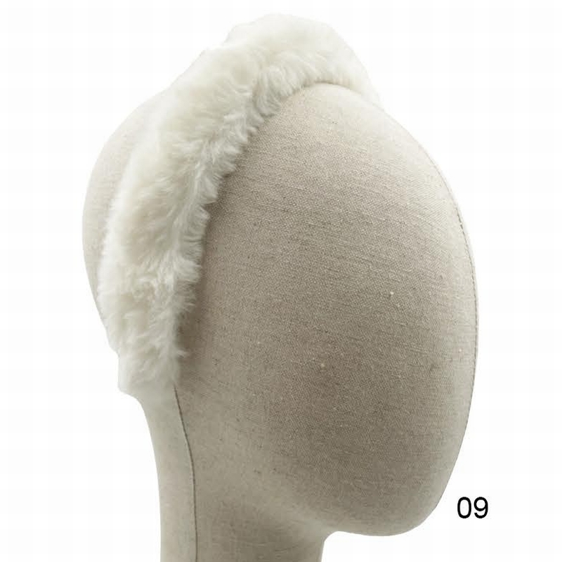 シンプルなファーのカチューシャ