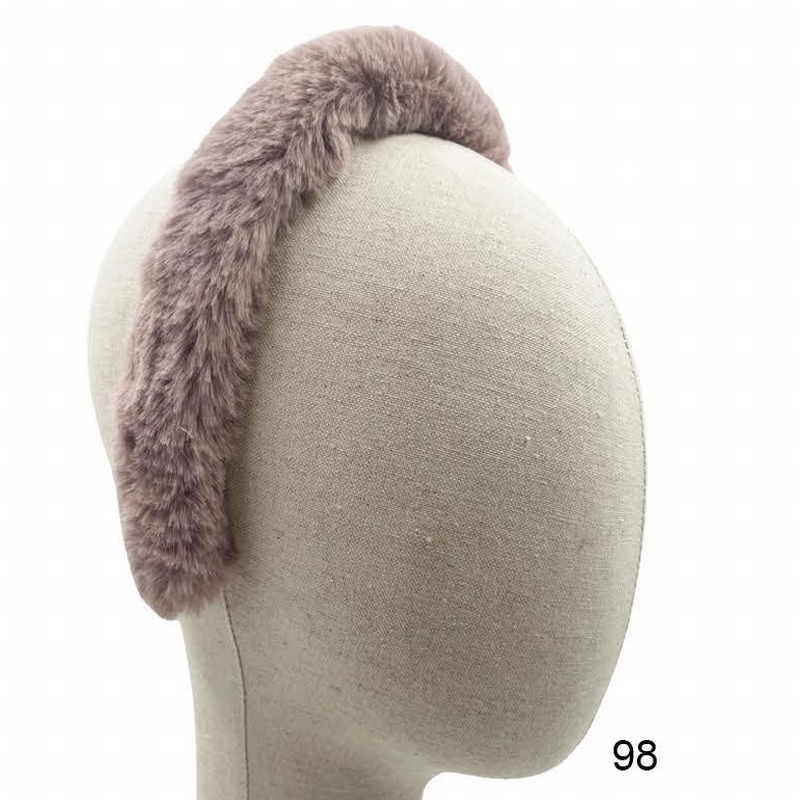 シンプルなファーのカチューシャ