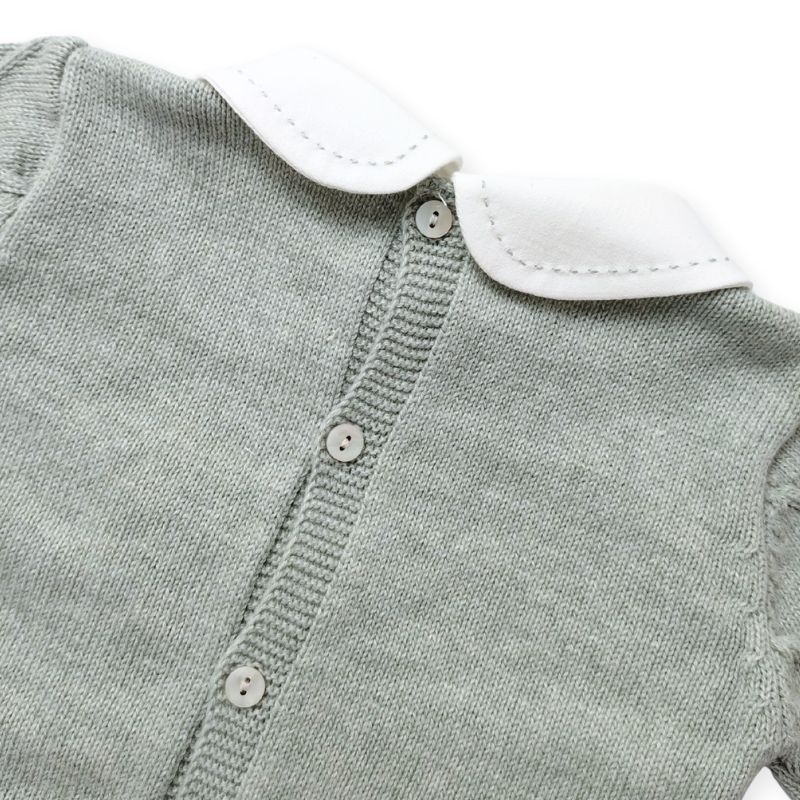 シックなミントグリーンの足付きニットロンパース