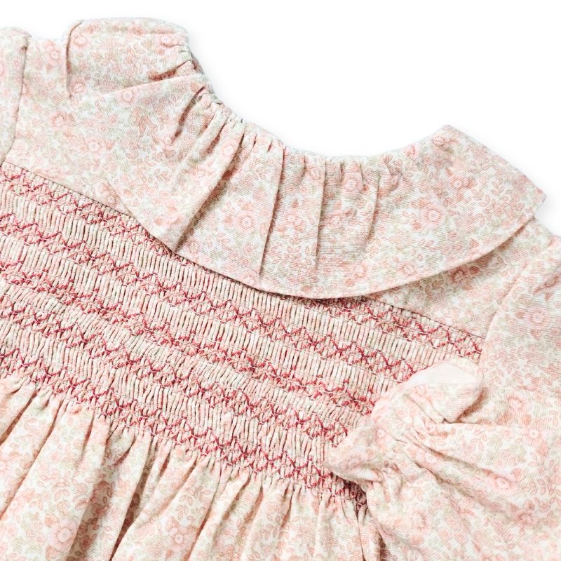 優しいピンクフラワーのスモッキングワンピース