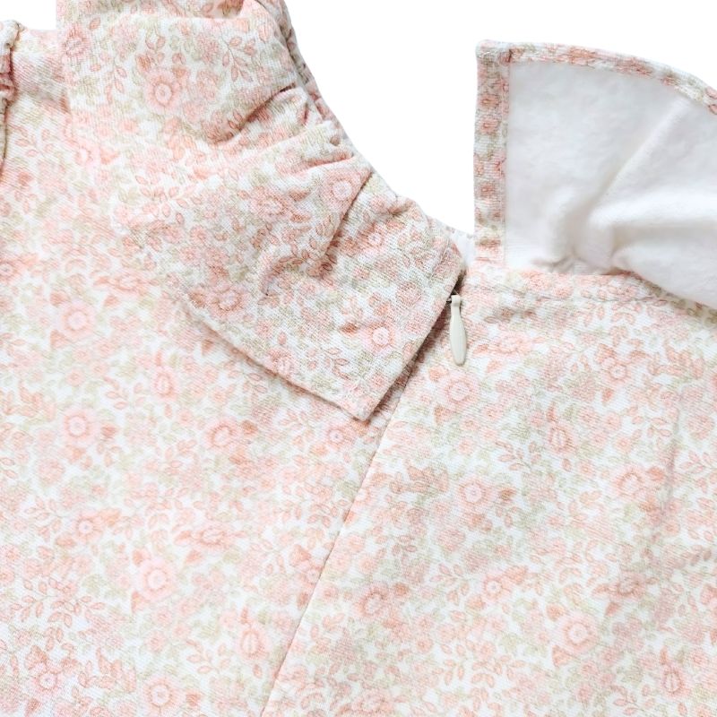 優しいピンクフラワーのスモッキングワンピース