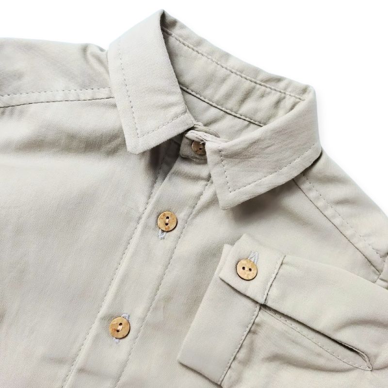 ショートカラーのグレーシャツ