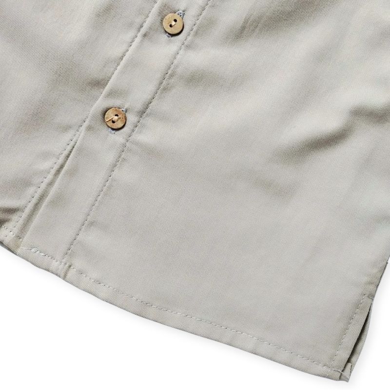 ショートカラーのグレーシャツ