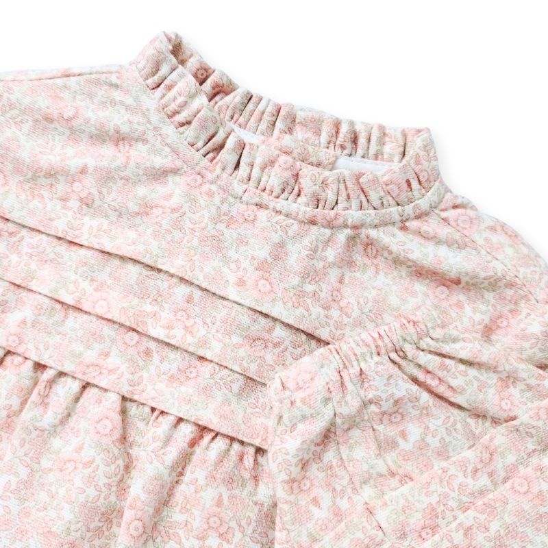 優しいピンクフラワーのタックチュニック