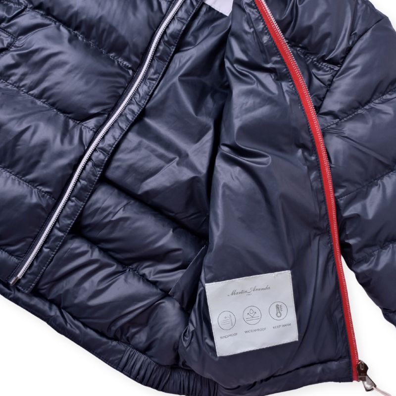 柔らかなトラディショナル・ネイビー中綿入りコート