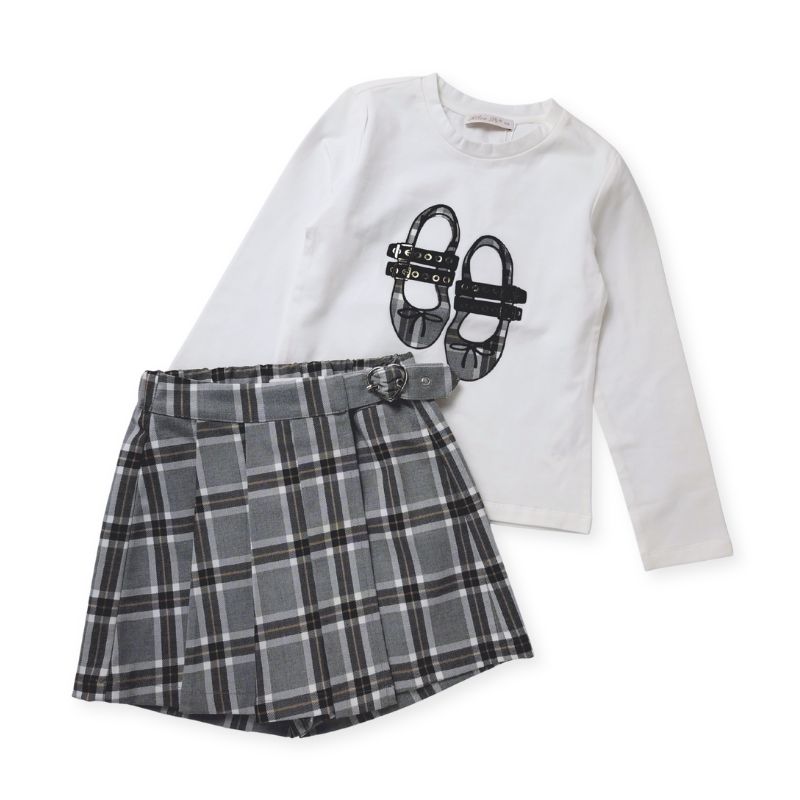 お洒落なグレーチェックシューズのＴシャツ