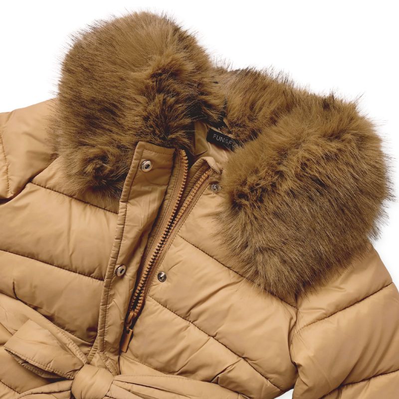 ファーカラー付きベージュキルトの中綿入りフレアーコート