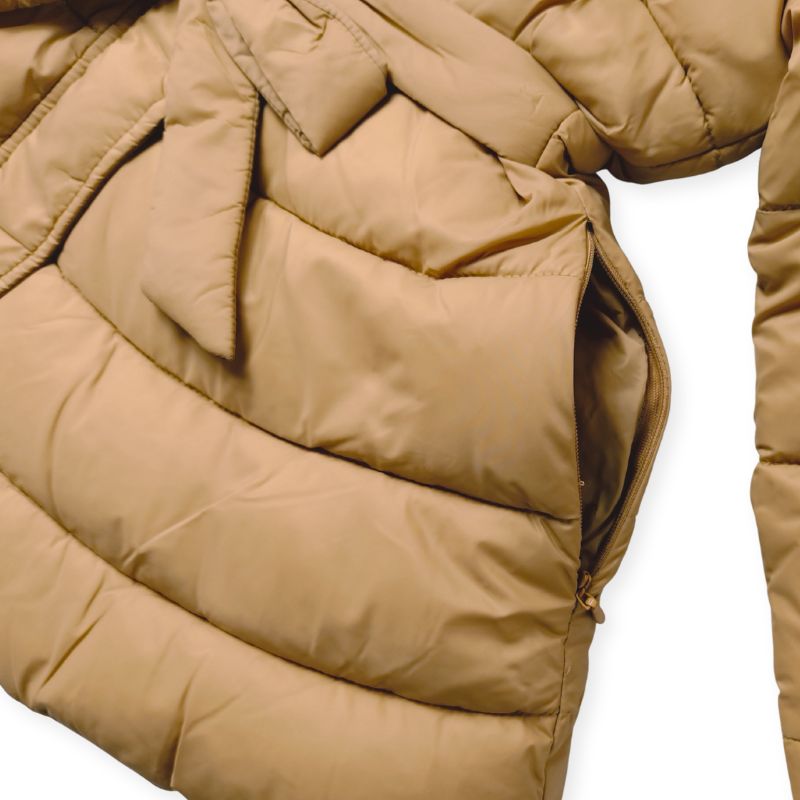 ファーカラー付きベージュキルトの中綿入りフレアーコート