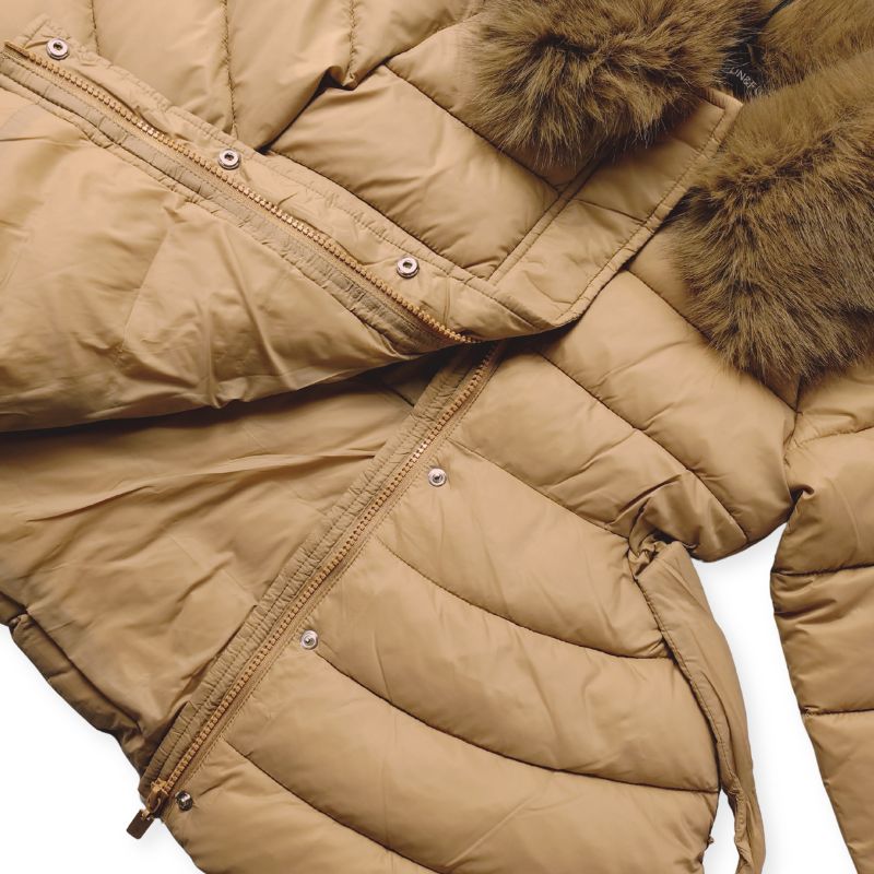 ファーカラー付きベージュキルトの中綿入りフレアーコート