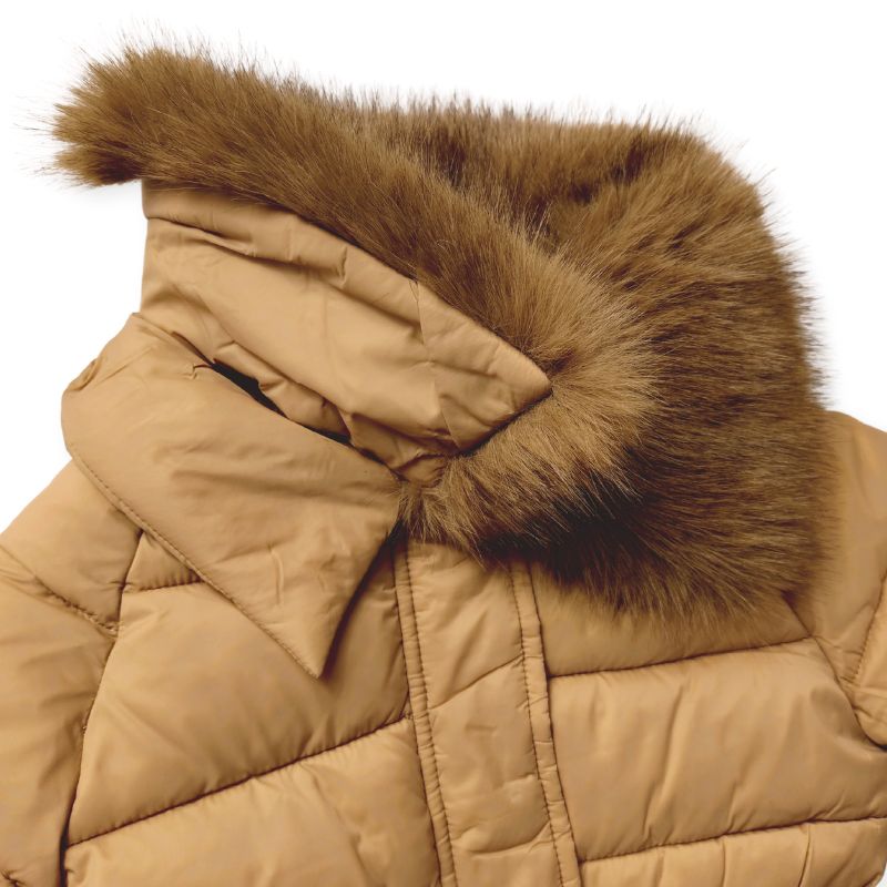 ファーカラー付きベージュキルトの中綿入りフレアーコート