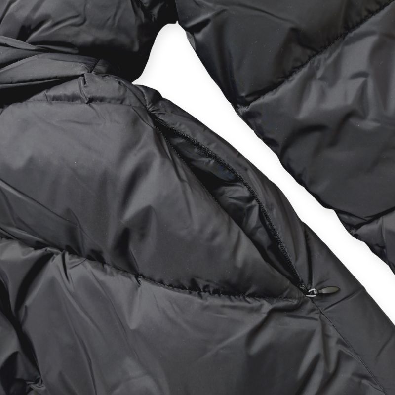 ブラックキルトの中綿入りフレアーコート