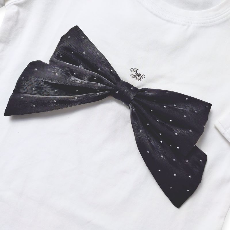 コサージュブラックおリボンのＴシャツ