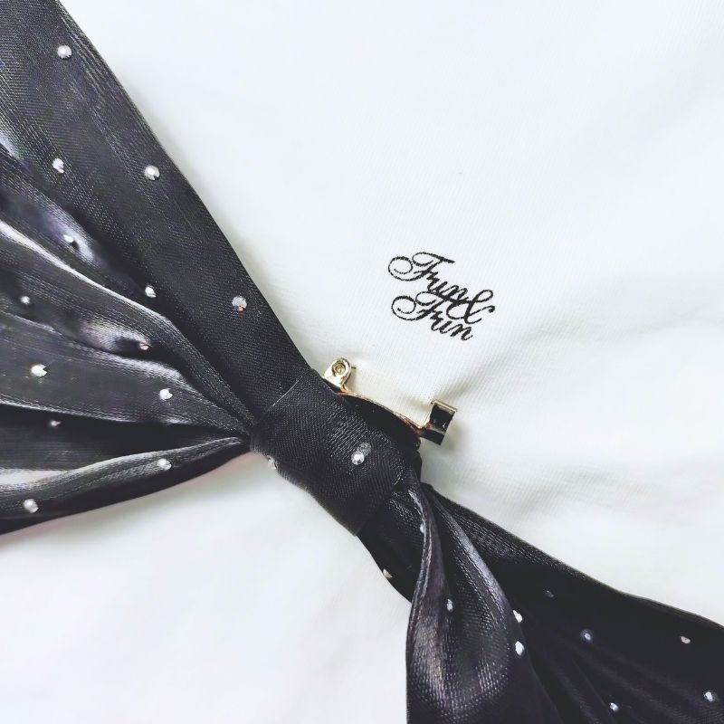 コサージュブラックおリボンのＴシャツ